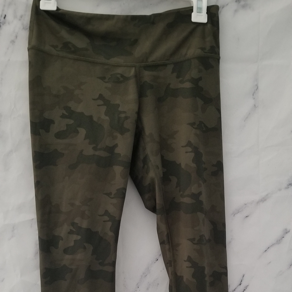 Lululemon size 6 camo cropped leggings